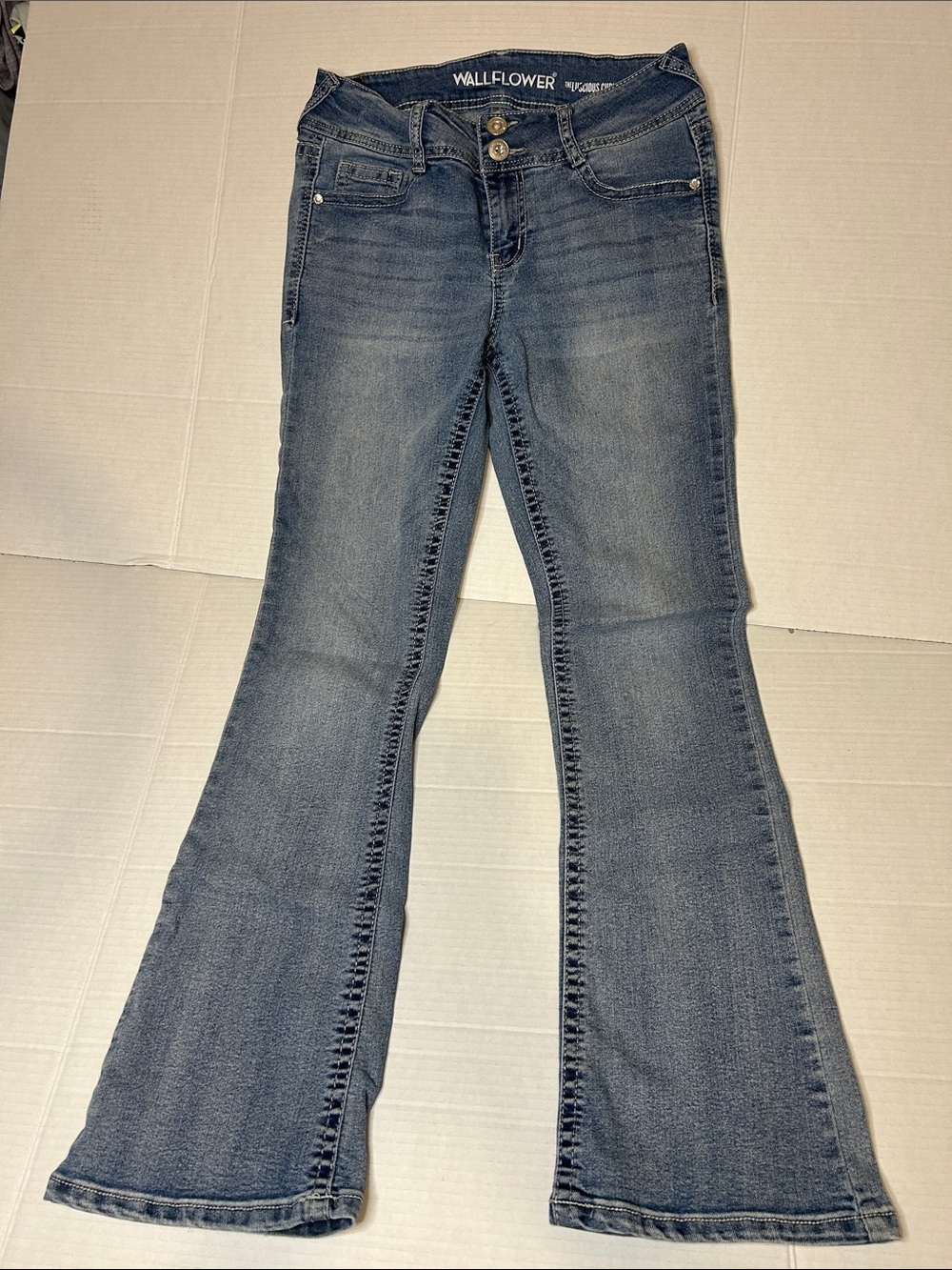 Wallflower Size 7 Lightwash Bootcut Strech Jeans. Rhinestone accents pockets